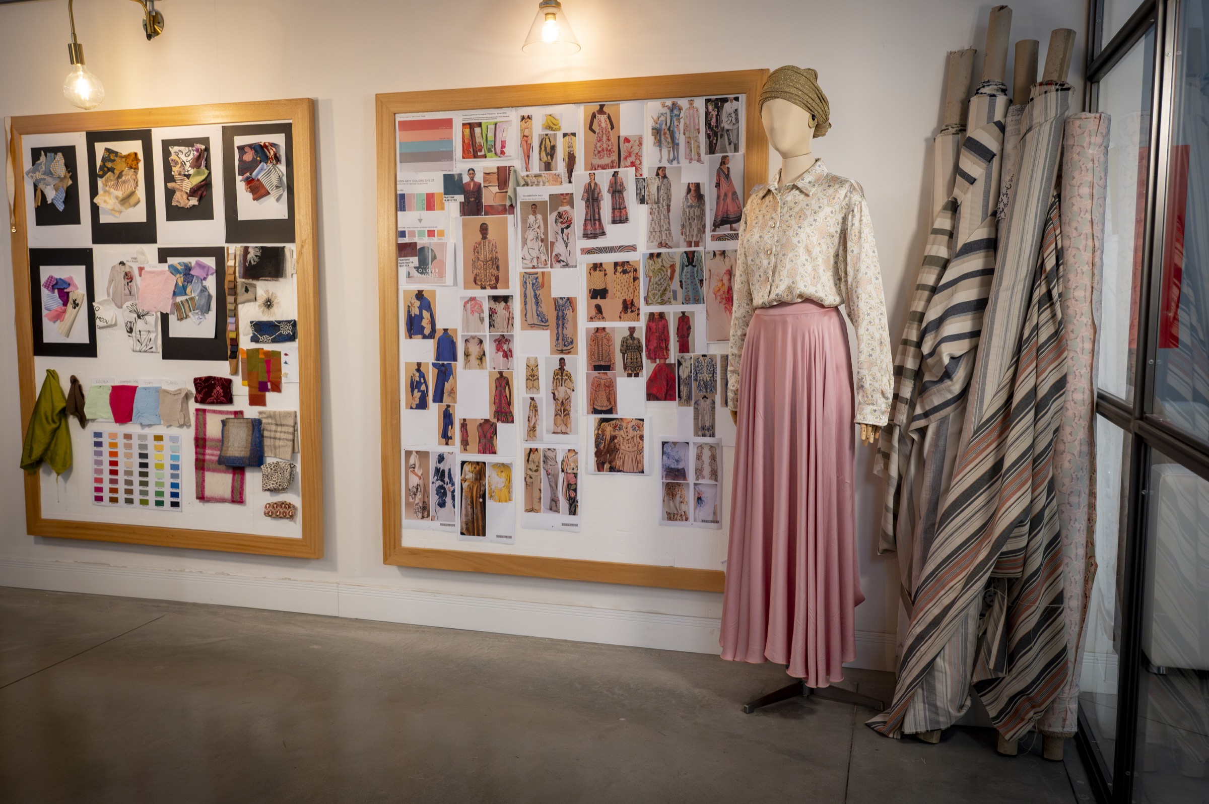 Moodboard e manichino in showroom MAGARI