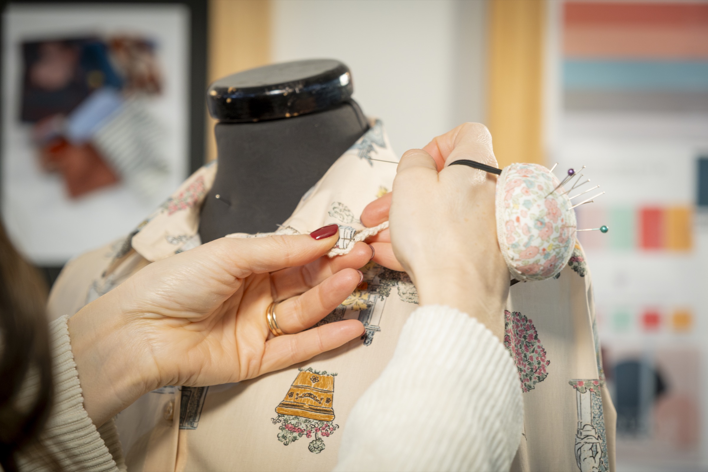 Applicazione sartoriale su camicia fantasia